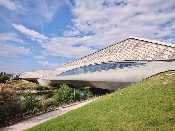 Mobility City: un museo único dentro de un puente de Zaha Hadid