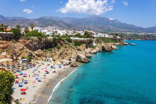 Nerja: descubriendo un verano azul