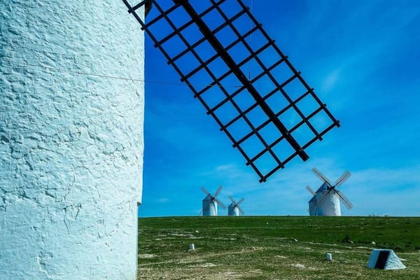 El Tren de los Molinos que nos permite pasear entre 'gigantes'