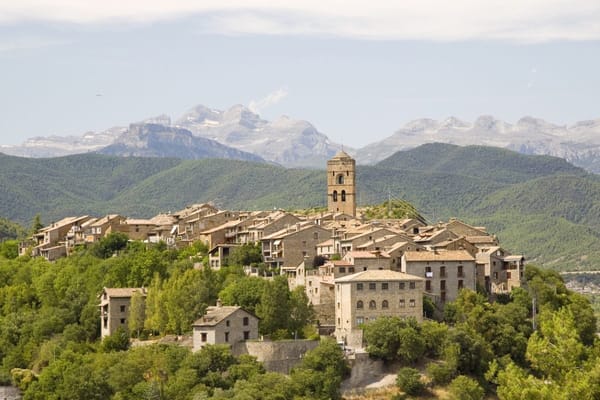 Aínsa: descubre este pueblo medieval ‘perdido’ a los pies del Pirineo