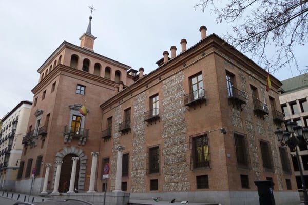 ¿Qué pasó en la Casa de las Siete Chimeneas? La leyenda de este edificio en Madrid