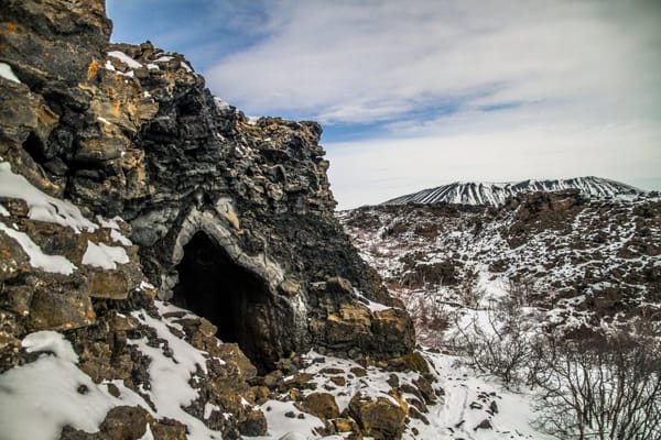 Senderismo en Dimmuborgir, los castillos oscuros de Islandia